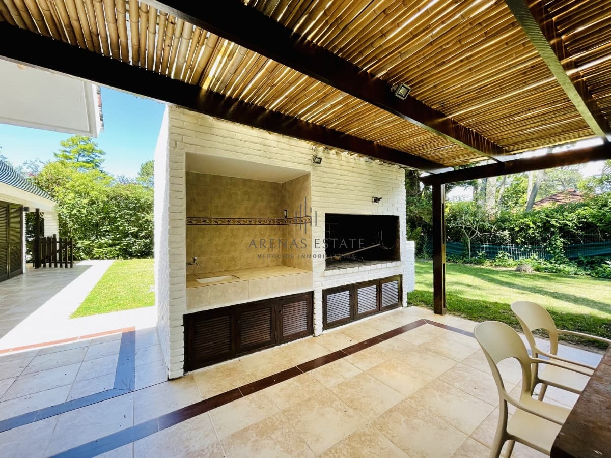 Alquiler temporario de sólida y amplia casa de cinco dormitorios más dependencia de servicio y piscina, Lugano, Punta del Este