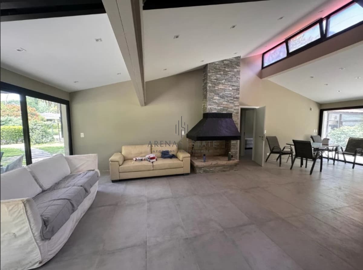 Casa ID.1132 - Casa de 4 Dormitorios con Piscina en San Rafael, Venta