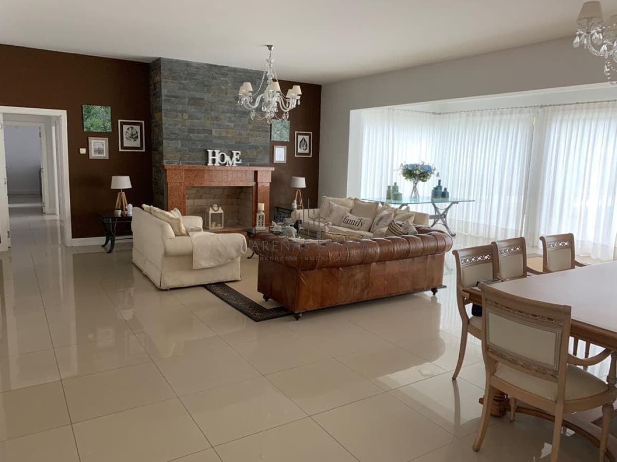 Moderna Casa de 4 Dormitorios en el Golf