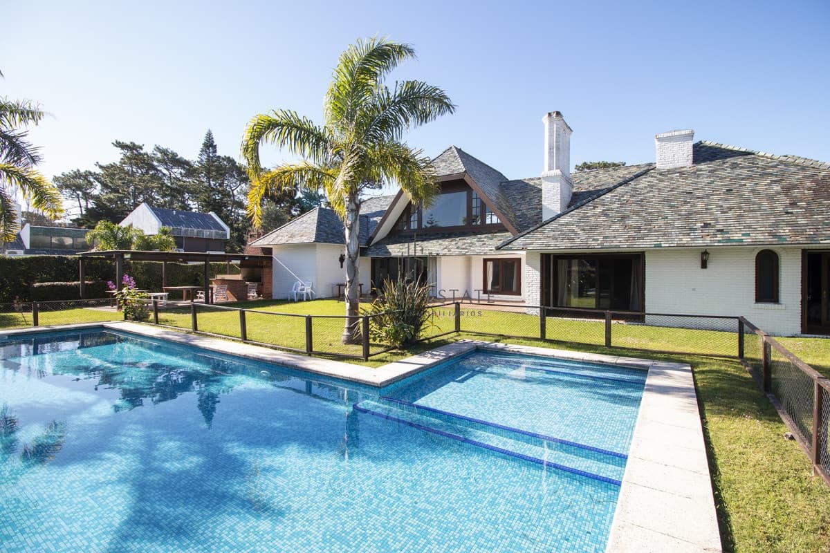 Casa ID.585 - Venta de casa de 4 dormitorios más dependencia y hermosa piscina con gran parque en Playa Mansa, Punta del Este