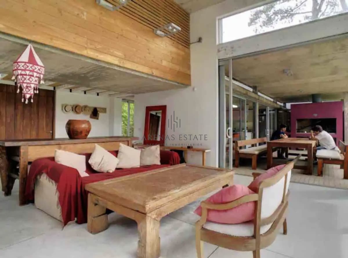 Moderna Casa de 4 Dormitorios y Piscina en Playa Mansa, Alquiler de Temporada