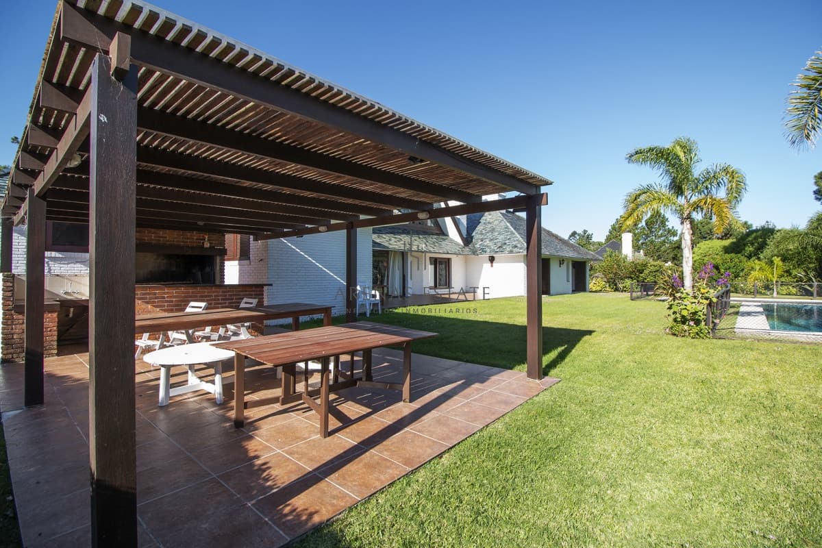 Casa ID.585 - Venta de casa de 4 dormitorios más dependencia y hermosa piscina con gran parque en Playa Mansa, Punta del Este