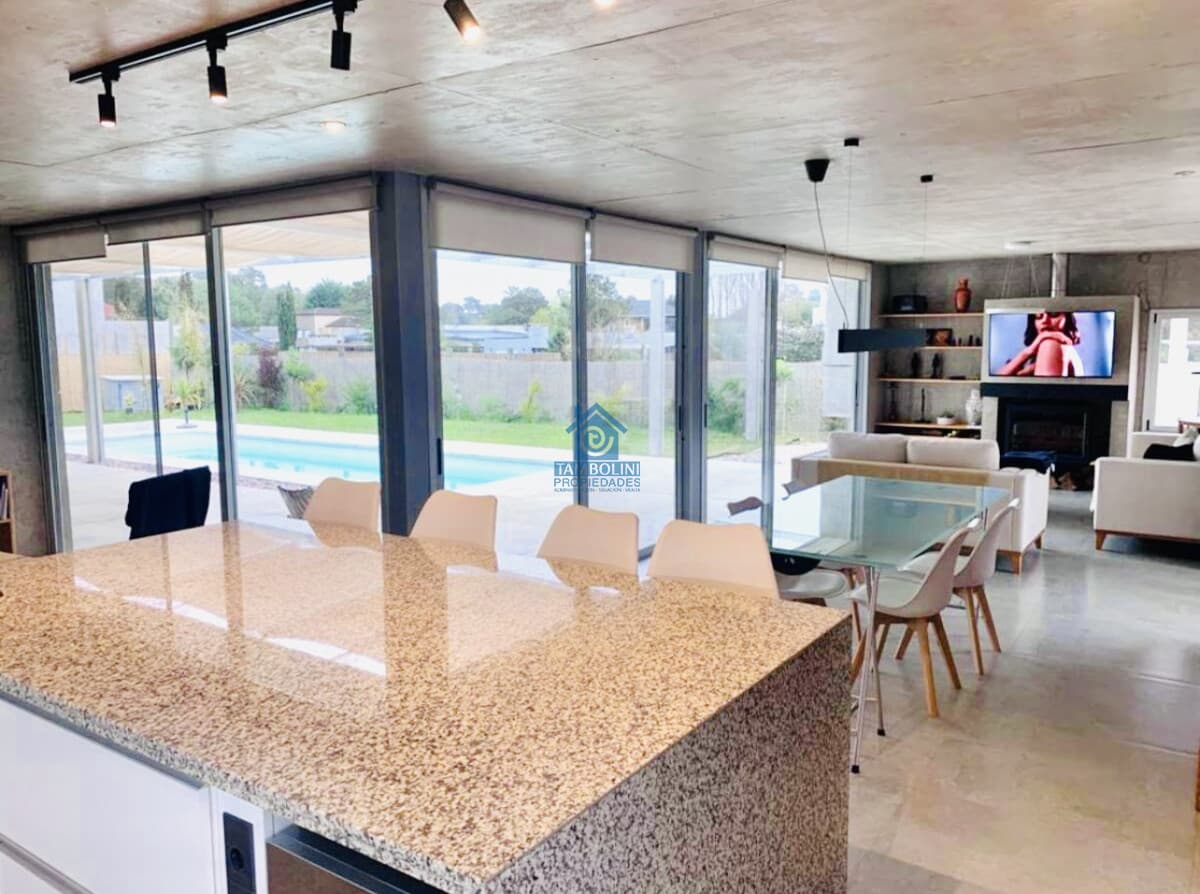 Moderna Casa de 4 Dormitorios y Piscina Climatizada en Barrio Privado, Punta del Este  -