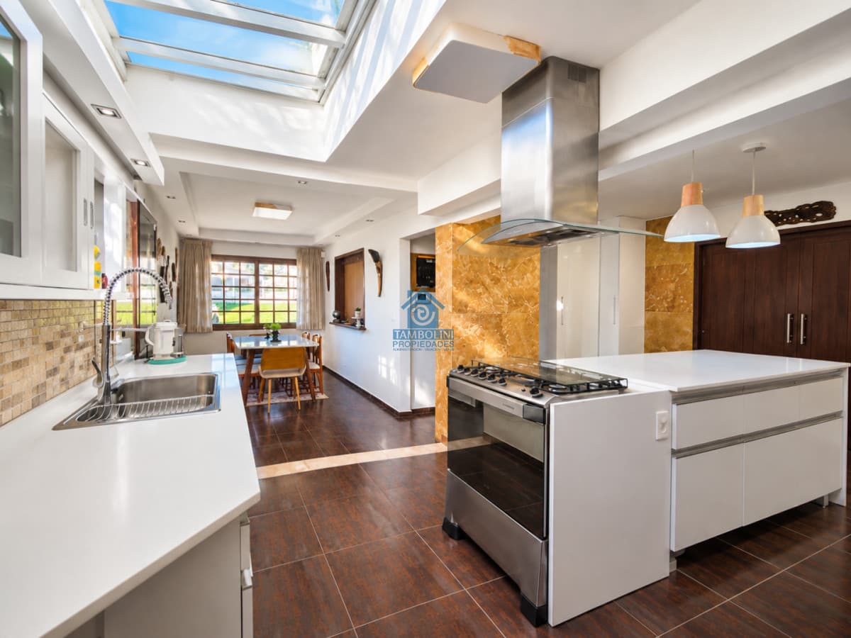 Moderna Casa de 4 Dormitorios con Piscina Climatizada y Barbacoa en Punta del Este  -