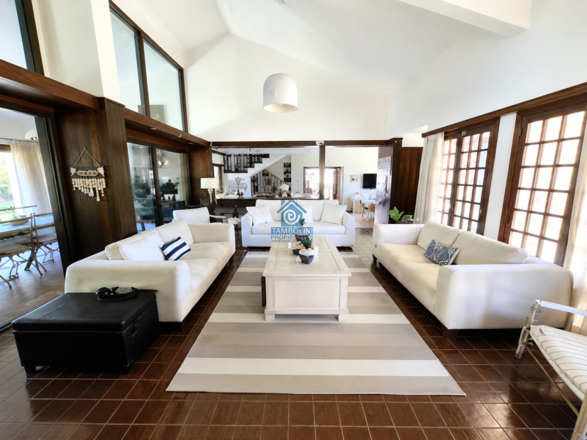 Moderna Casa de 4 Dormitorios con Piscina Climatizada y Barbacoa en Punta del Este  -