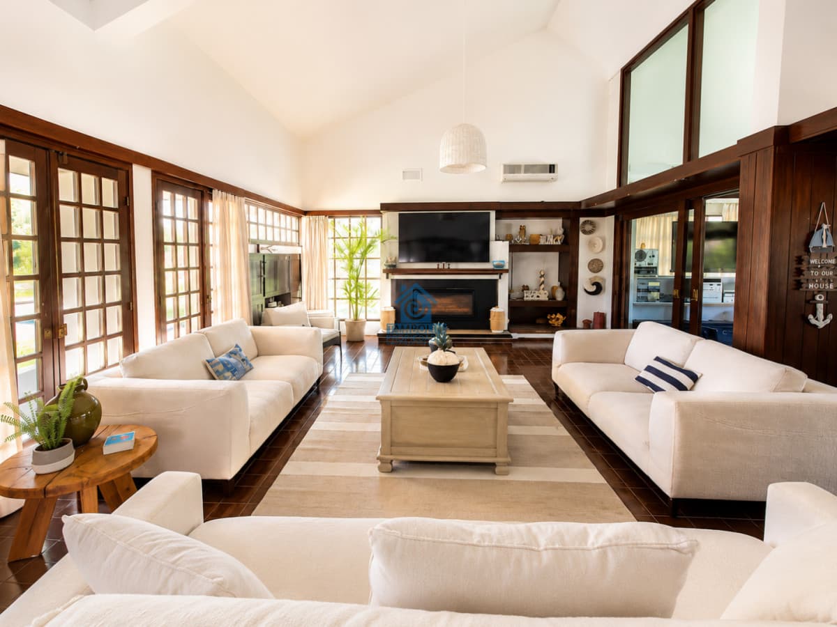 Moderna Casa de 4 Dormitorios con Piscina Climatizada y Barbacoa en Punta del Este  -