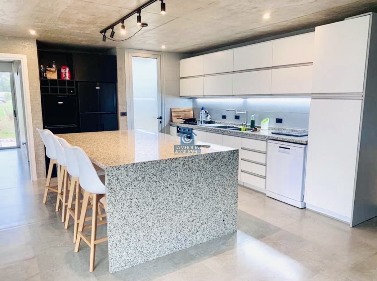 Moderna Casa de 4 Dormitorios y Piscina Climatizada en Barrio Privado, Punta del Este  -