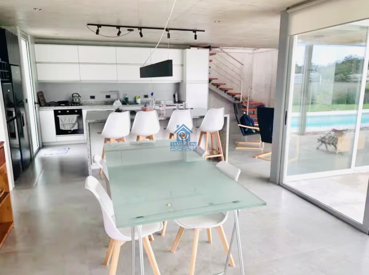 Moderna Casa de 4 Dormitorios y Piscina Climatizada en Barrio Privado, Punta del Este  -