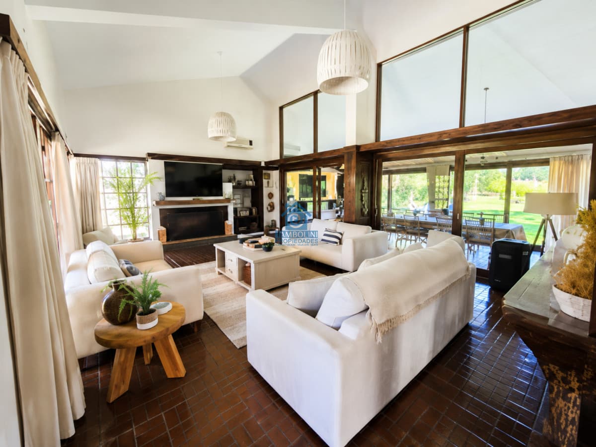 Moderna Casa de 4 Dormitorios con Piscina Climatizada y Barbacoa en Punta del Este  -