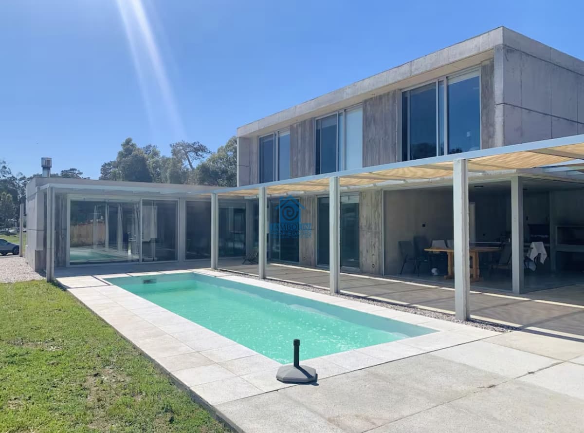 Moderna Casa de 4 Dormitorios y Piscina Climatizada en Barrio Privado, Punta del Este  -