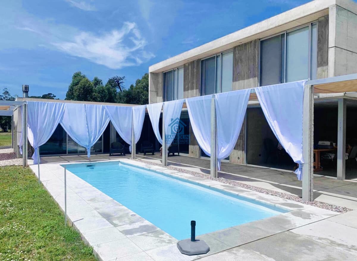Moderna Casa de 4 Dormitorios y Piscina Climatizada en Barrio Privado, Punta del Este  -