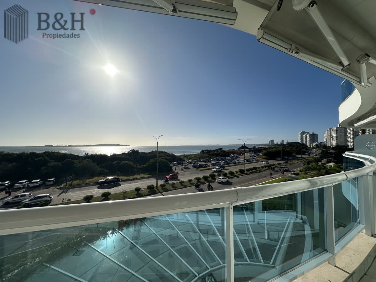Alquiler temporario de Apartamento de 2 suites sobre Playa Mansa, Primera Línea