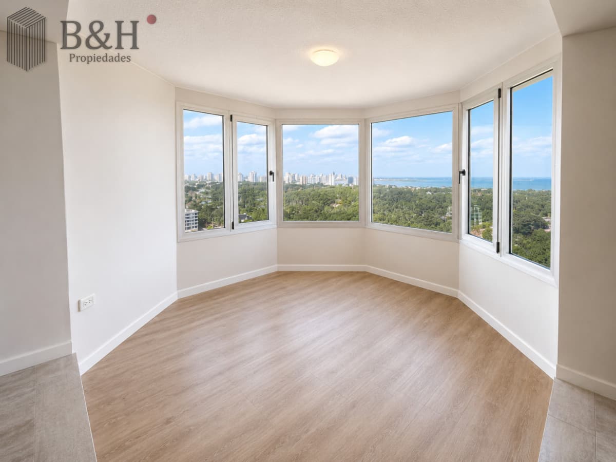 Venta y alquiler anual de amplio apartamento de tres dormitorios completamente reciclado sobre Roosevelt, Punta del Este
