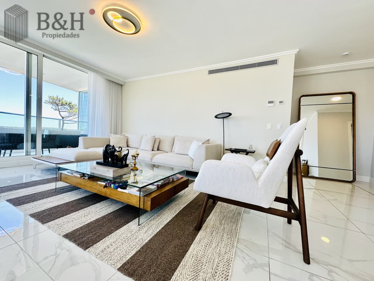 Apartamento Frente al Mar de 3 Dormitorios y Dependencia en Playa Mansa, Punta del Este