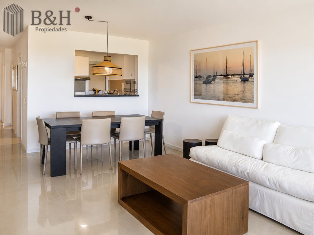 Apartamento de 3 Dormitorios en Venta Primera Línea del Mar, Playa Brava Punta del Este