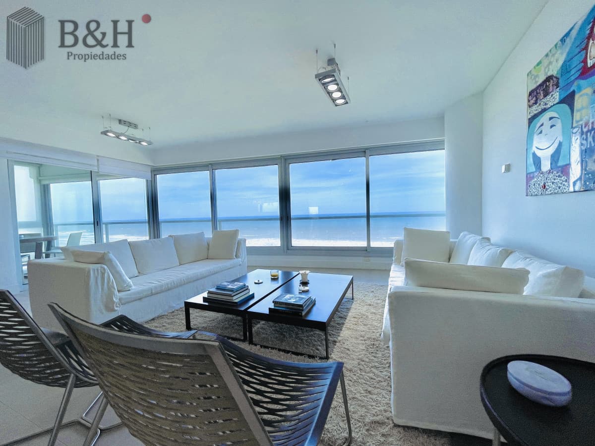 Venta y alquiler temporario de apartamento de tres dormitorios mas dependencia de servicio en Playa Brava