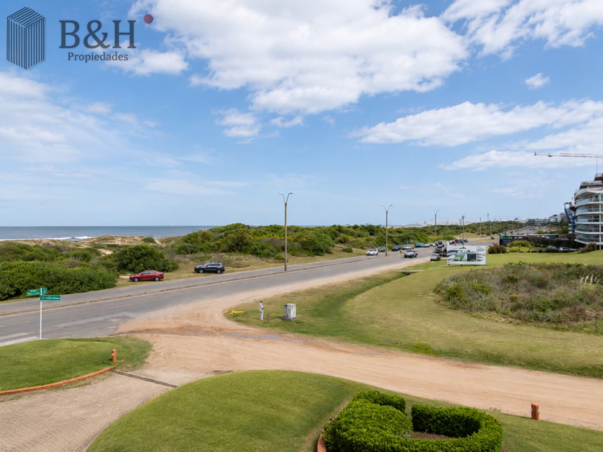 Exclusivo Apartamento Frente al Mar en Playa Brava, 3 Dormitorios y Dependencia