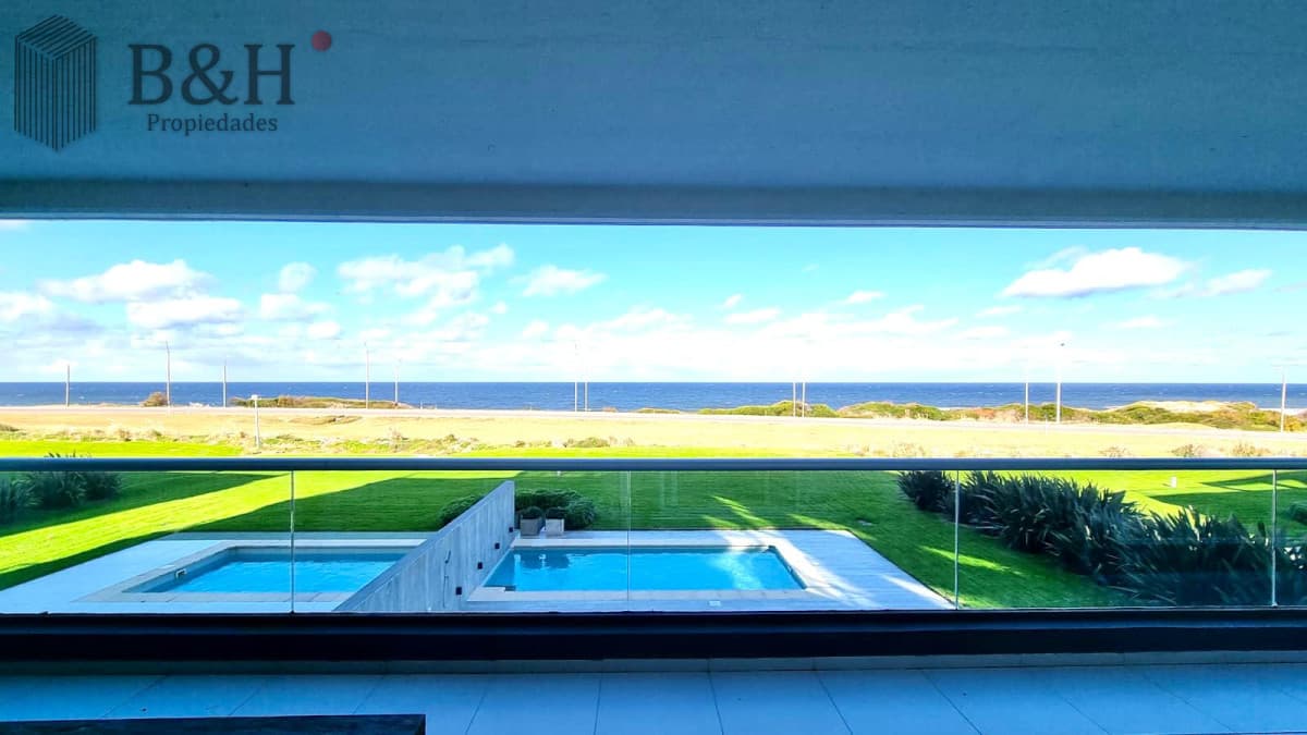 Venta y alquiler temporario de exclusivo departamento de cuatro dormitorios mas dependencia con piscina propia y parrillero, Tiburón Terraza, Brava
