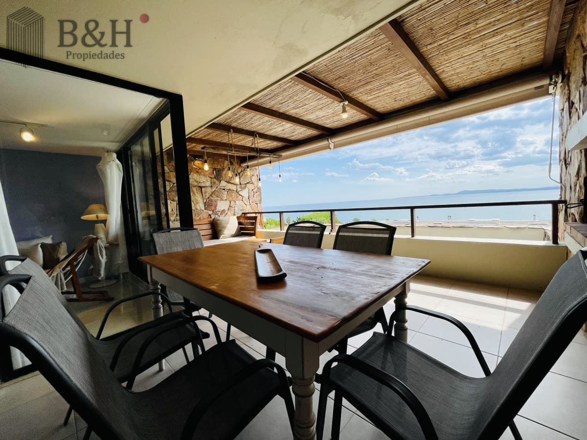 Venta y alquiler de apartamento de dos dormitorios con parrillero de uso exclusivo en Punta Ballena