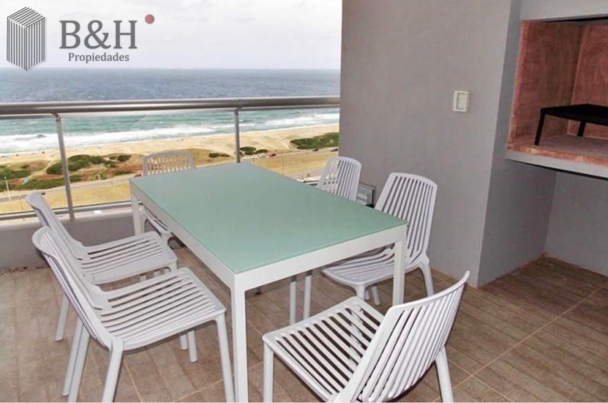 Apartamento piso alto con Vista de 3 Dormitorios y Parrillero en Playa Brava, Punta del Este