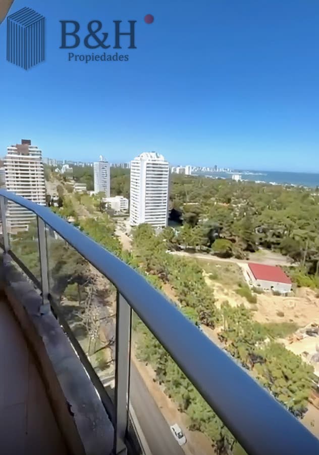 Apartamento moderno de 2 Dormitorios en Alquiler Anual sobre Roosevelt Punta del Este
