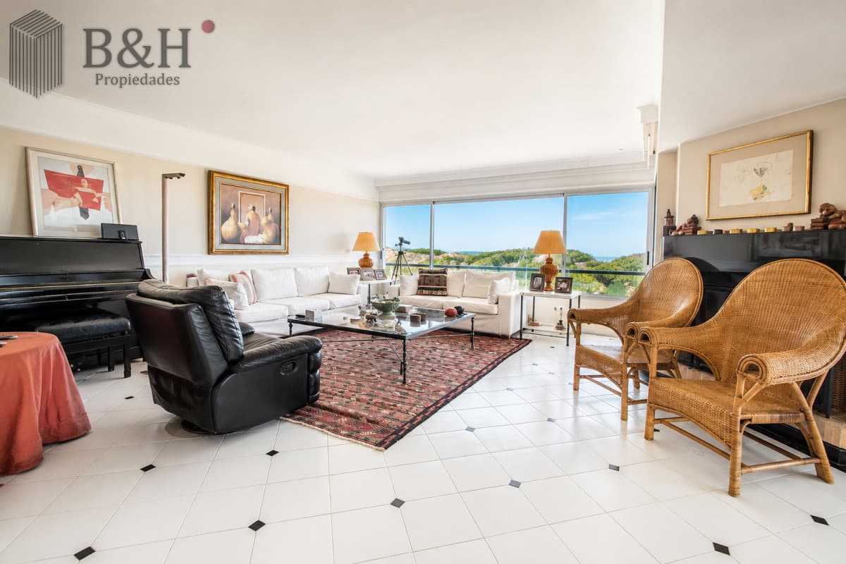 Exclusivo Apartamento Frente al Mar en Playa Brava, 3 Dormitorios y Dependencia