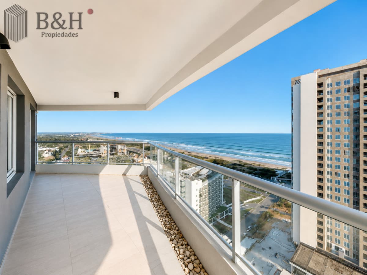 Apartamento de 3 Dormitorios y Dependencia, con Parrillero y Vista al Mar en Playa Brava, Punta del Este