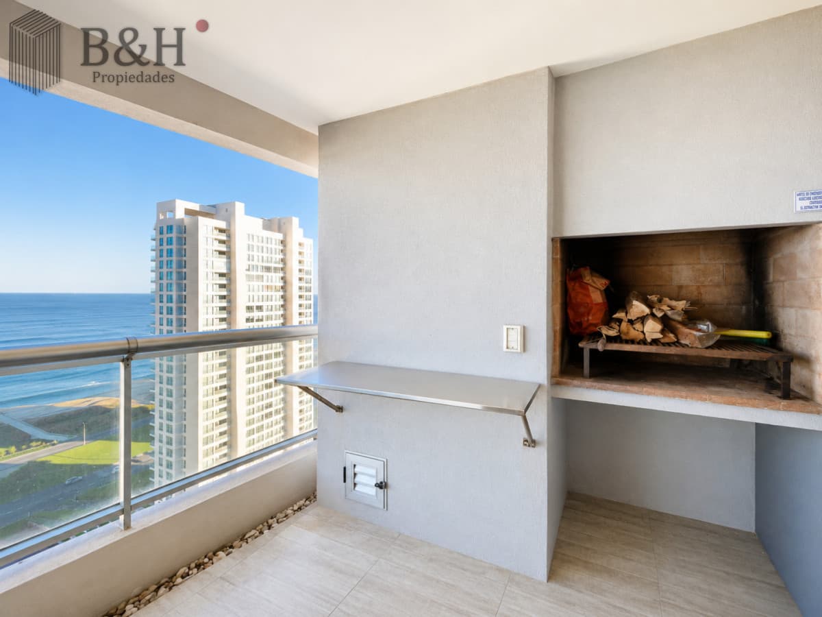 Apartamento de 3 Dormitorios y Dependencia, con Parrillero y Vista al Mar en Playa Brava, Punta del Este