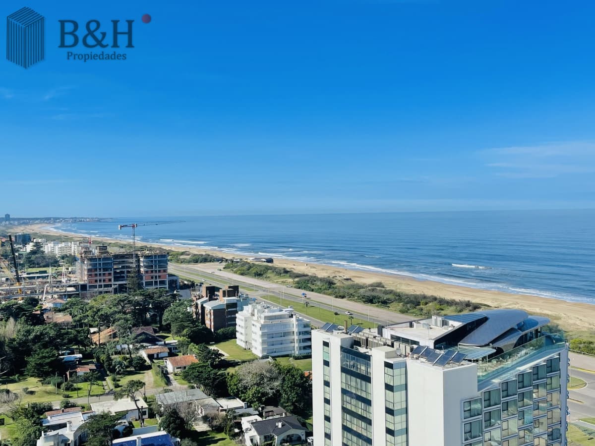 Apartamento piso alto con Vista de 3 Dormitorios y Parrillero en Playa Brava, Punta del Este