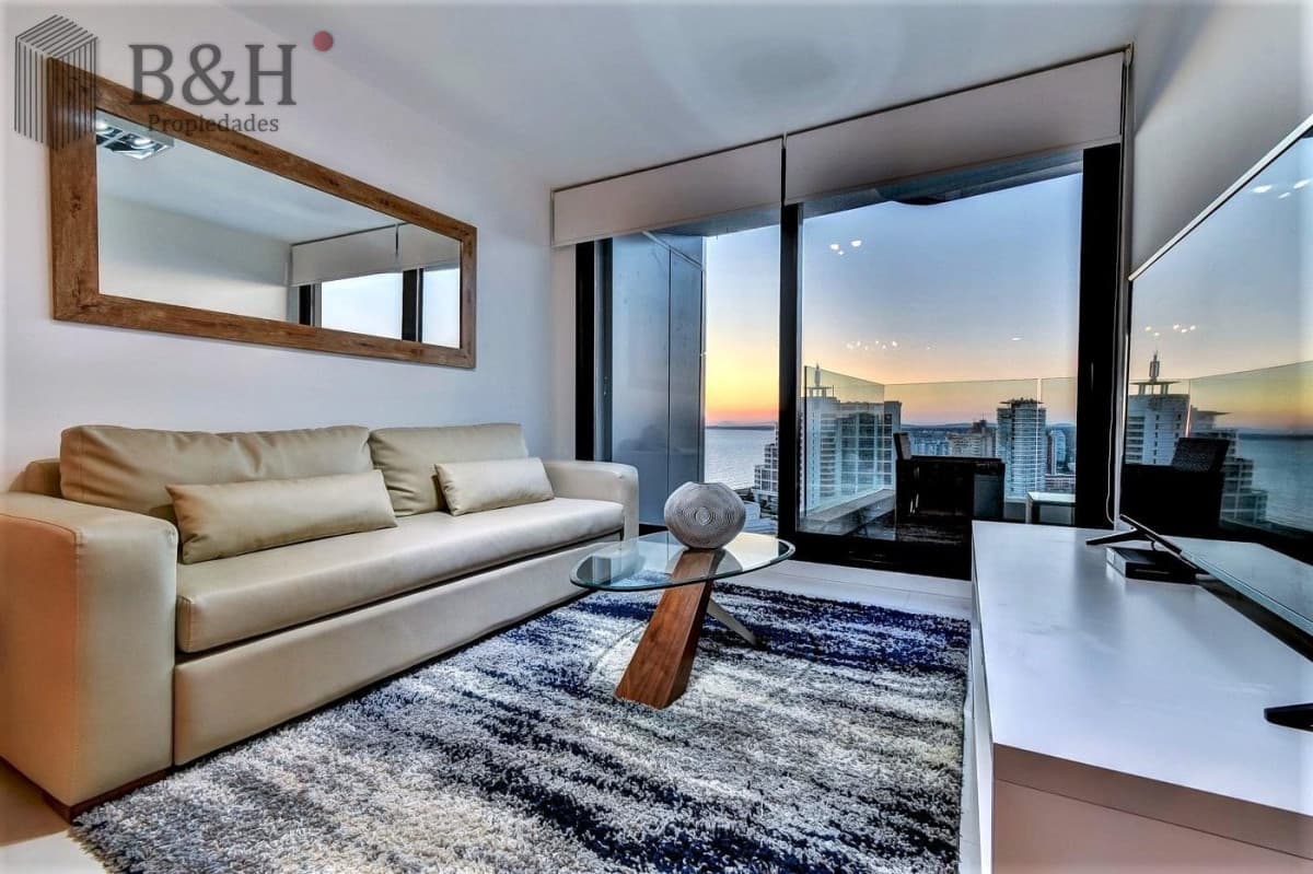 Alquiler temporario de apartamento de dos dormitorios con dos baños a pasos de la Playa y centro comercial, Punta del Este