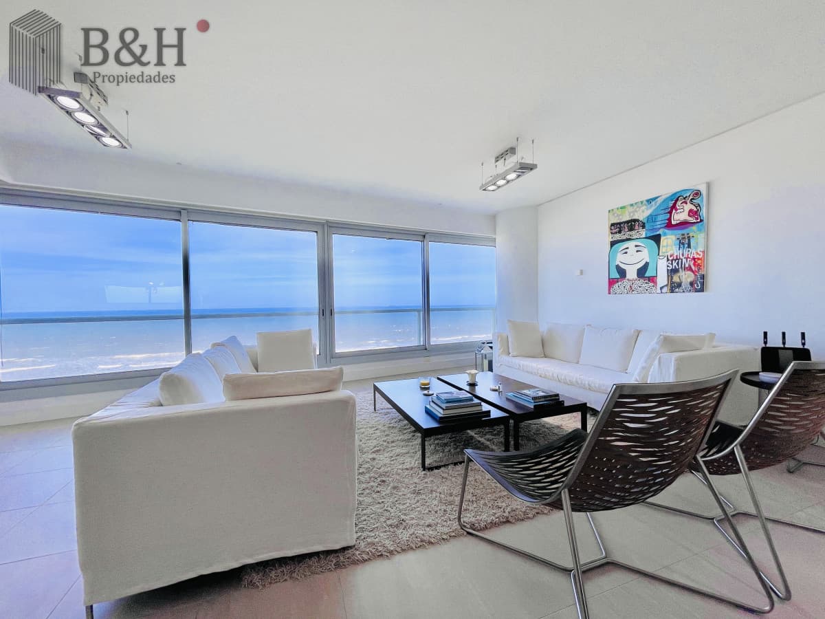 Venta y alquiler temporario de apartamento de tres dormitorios mas dependencia de servicio en Playa Brava