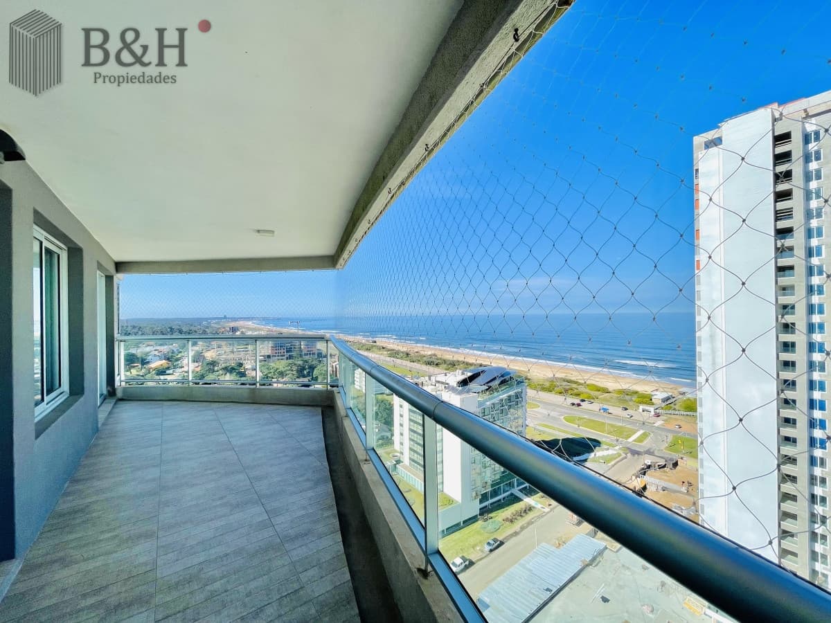 Apartamento piso alto con Vista de 3 Dormitorios y Parrillero en Playa Brava, Punta del Este