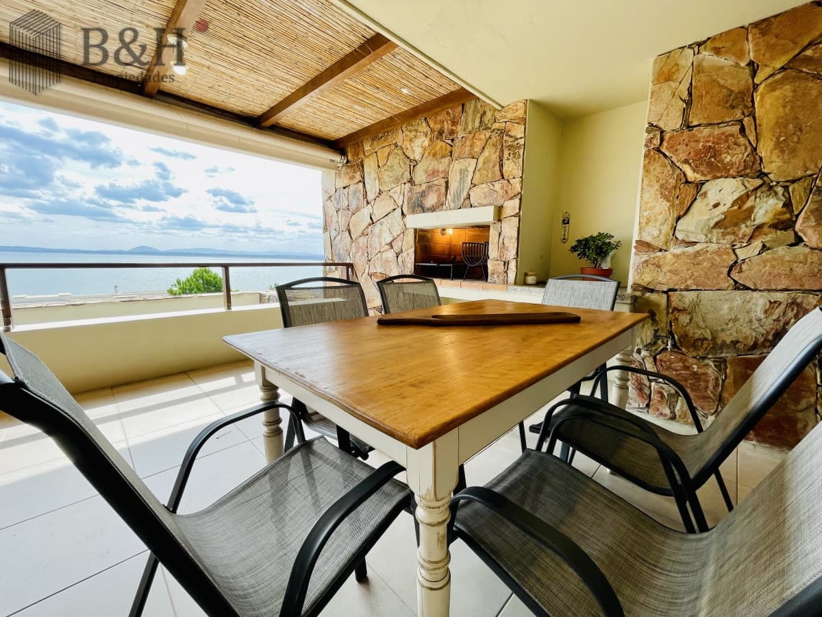Venta y alquiler de apartamento de dos dormitorios con parrillero de uso exclusivo en Punta Ballena