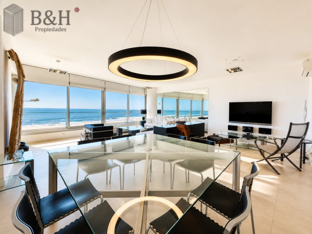 Venta y alquiler de departamento esquinero de tres dormitorios mas dependencia de servicio, Torre LE PARC, playa Brava. Punta del Este