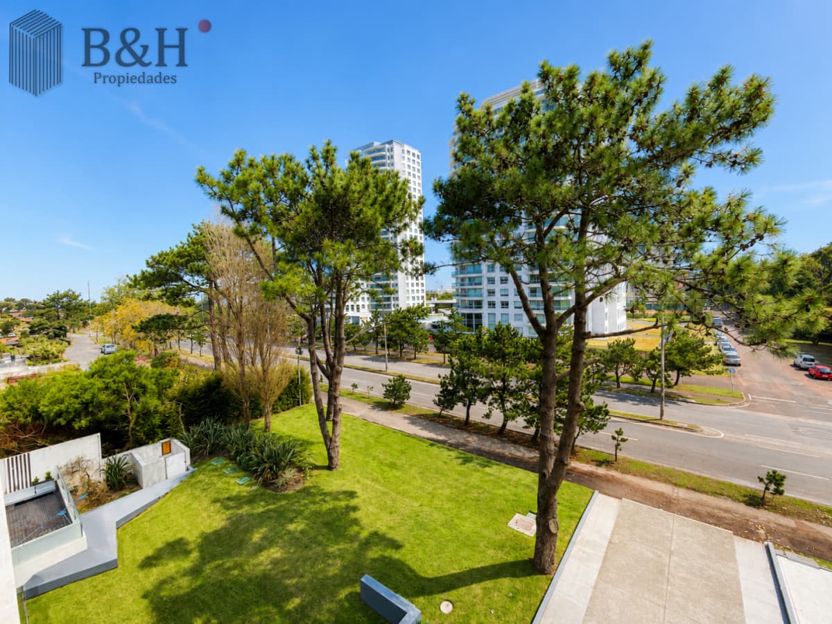Moderno Apartamento de 2 Dormitorios sobre Roosevelt, a pasos de Playa Brava, en Alquiler Anual