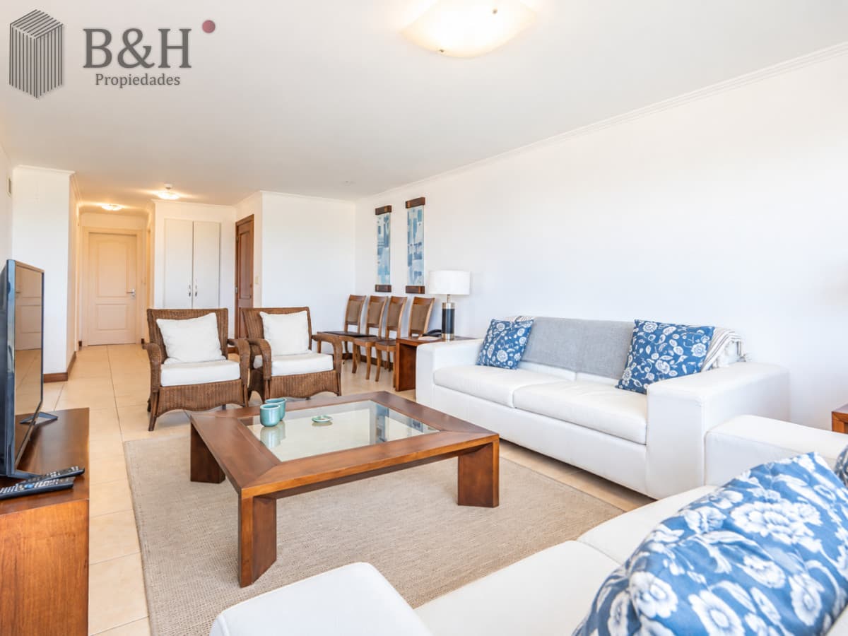 Apartamento de 4 Dormitorios frente al mar, con Parrillero y Vista.  Playa Brava, Punta del Este