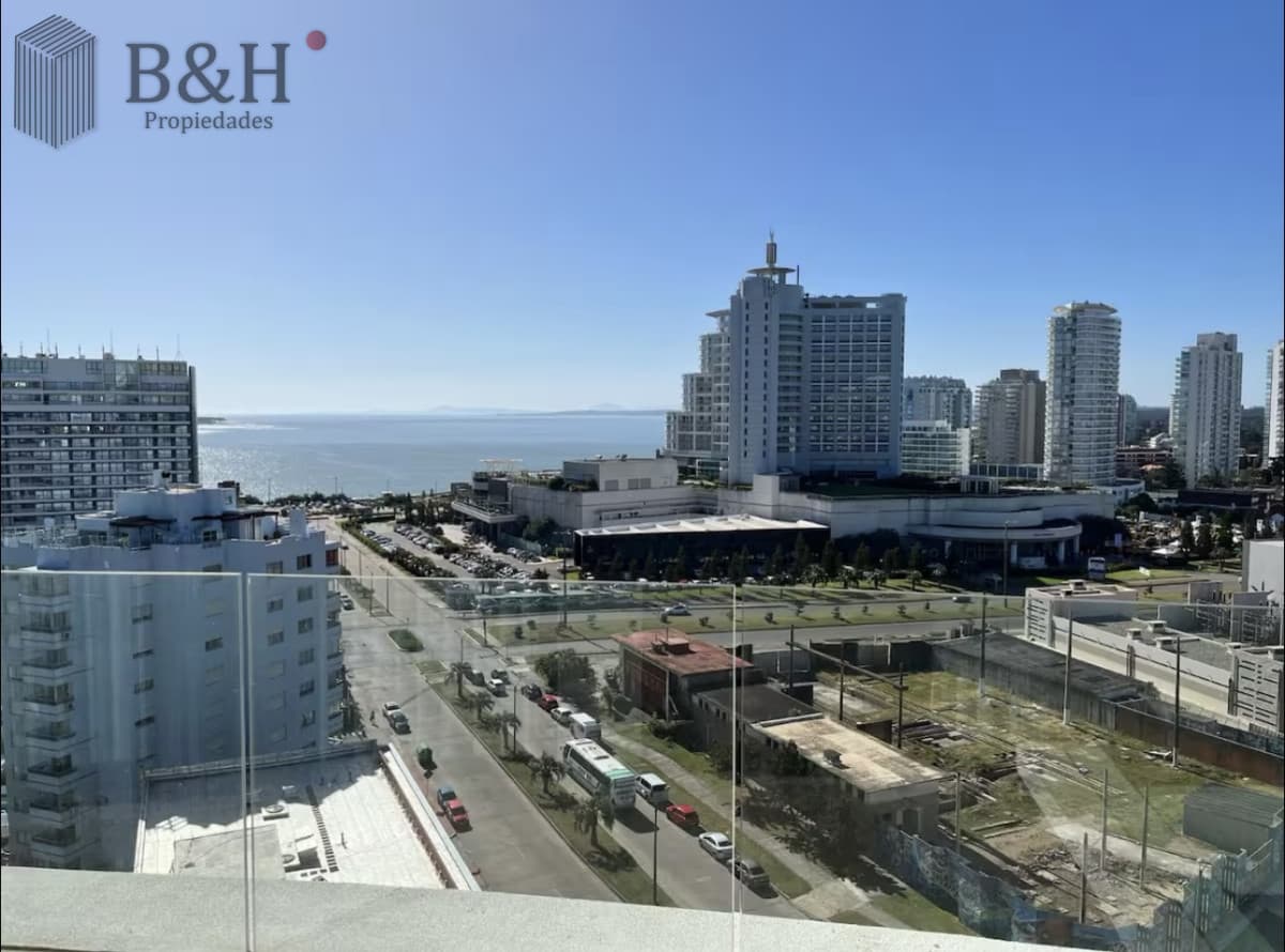 Alquiler temporal de apartamento de 2 dormitorios con 2 baños en excelente ubicación entre playas mansa y brava