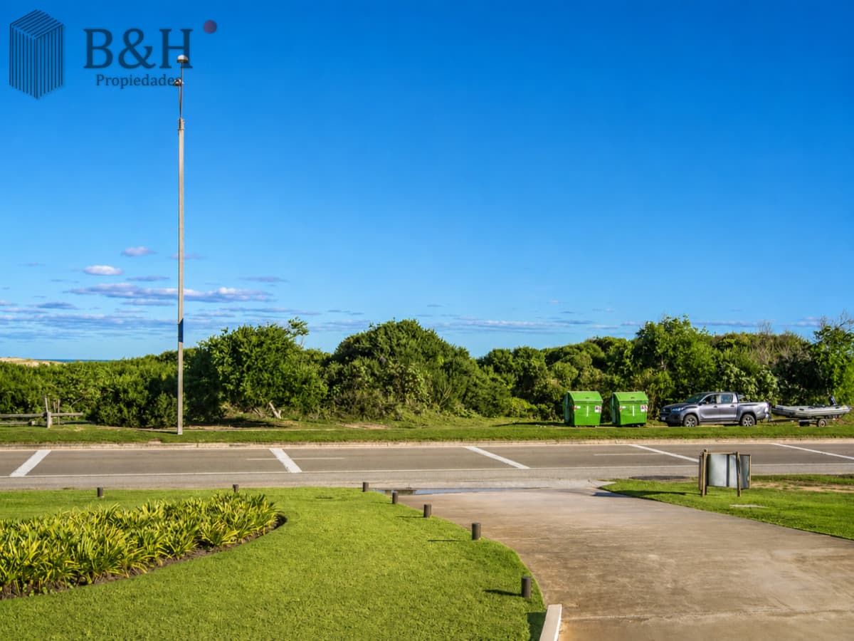 Apartamento de 3 Dormitorios en Venta Primera Línea del Mar, Playa Brava Punta del Este