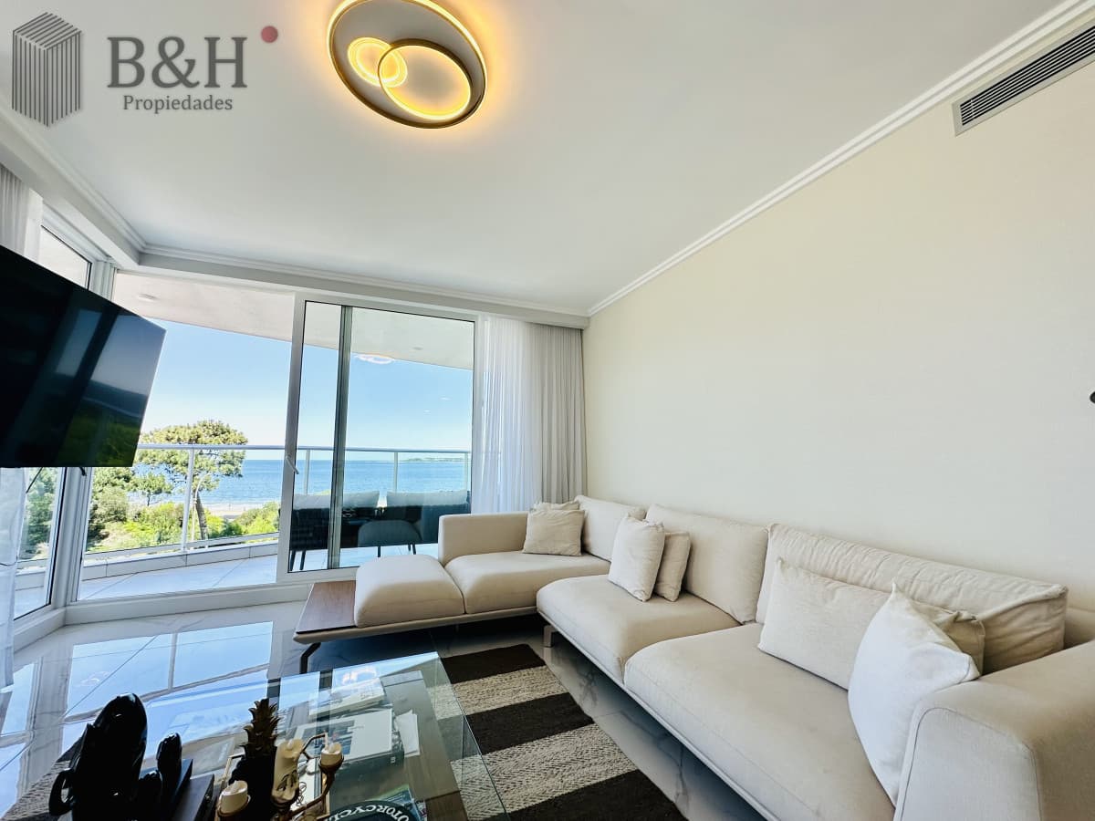 Apartamento Frente al Mar de 3 Dormitorios y Dependencia en Playa Mansa, Punta del Este