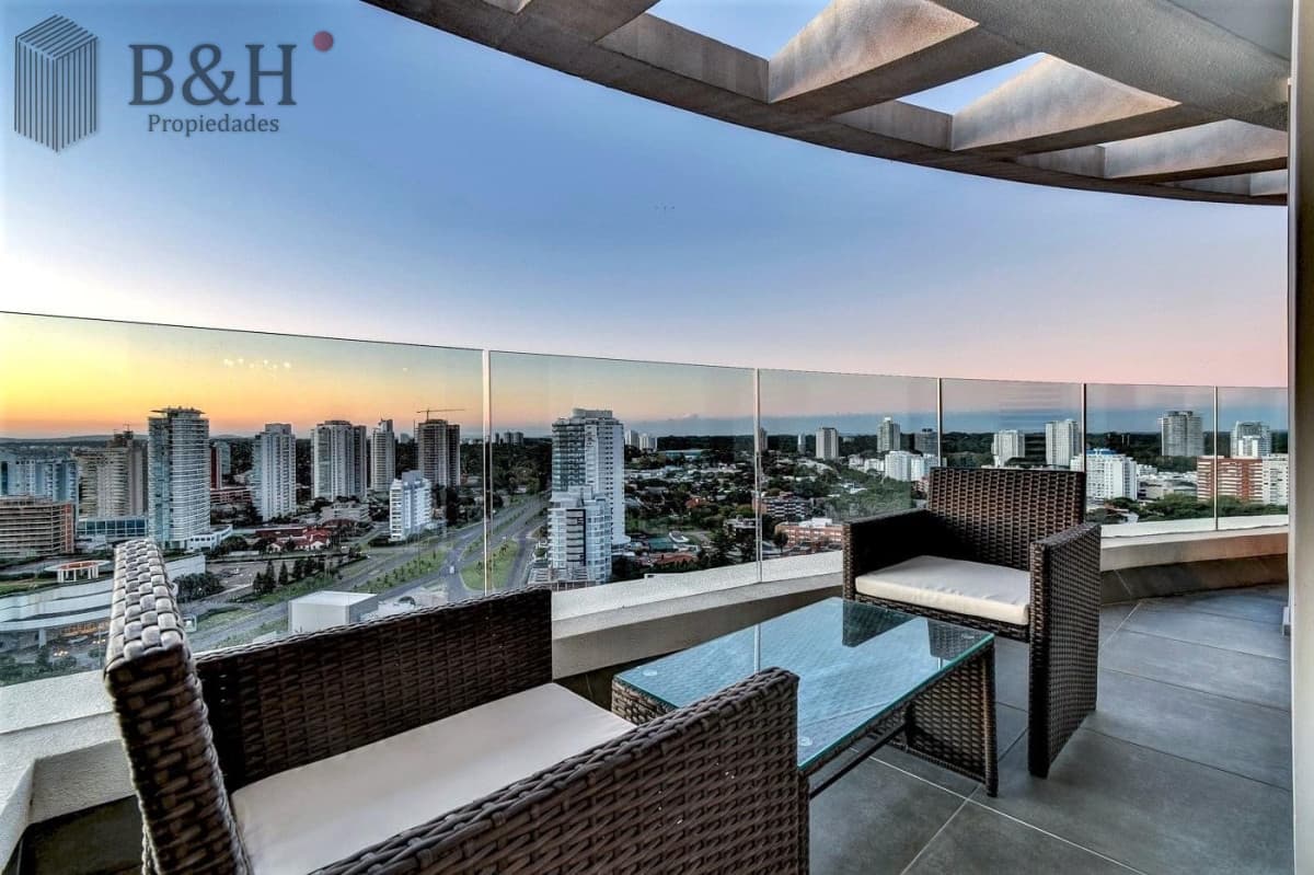 Alquiler temporario de apartamento de dos dormitorios con dos baños a pasos de la Playa y centro comercial, Punta del Este