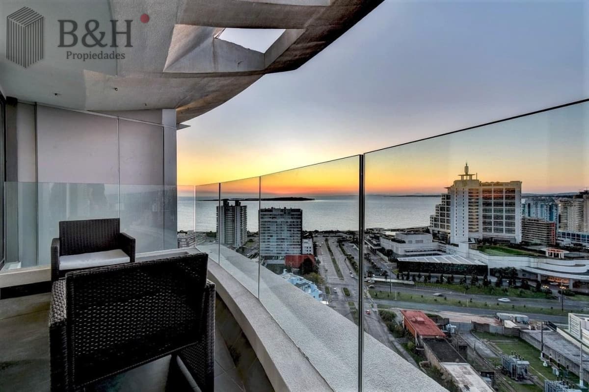 Alquiler temporario de apartamento de dos dormitorios con dos baños a pasos de la Playa y centro comercial, Punta del Este