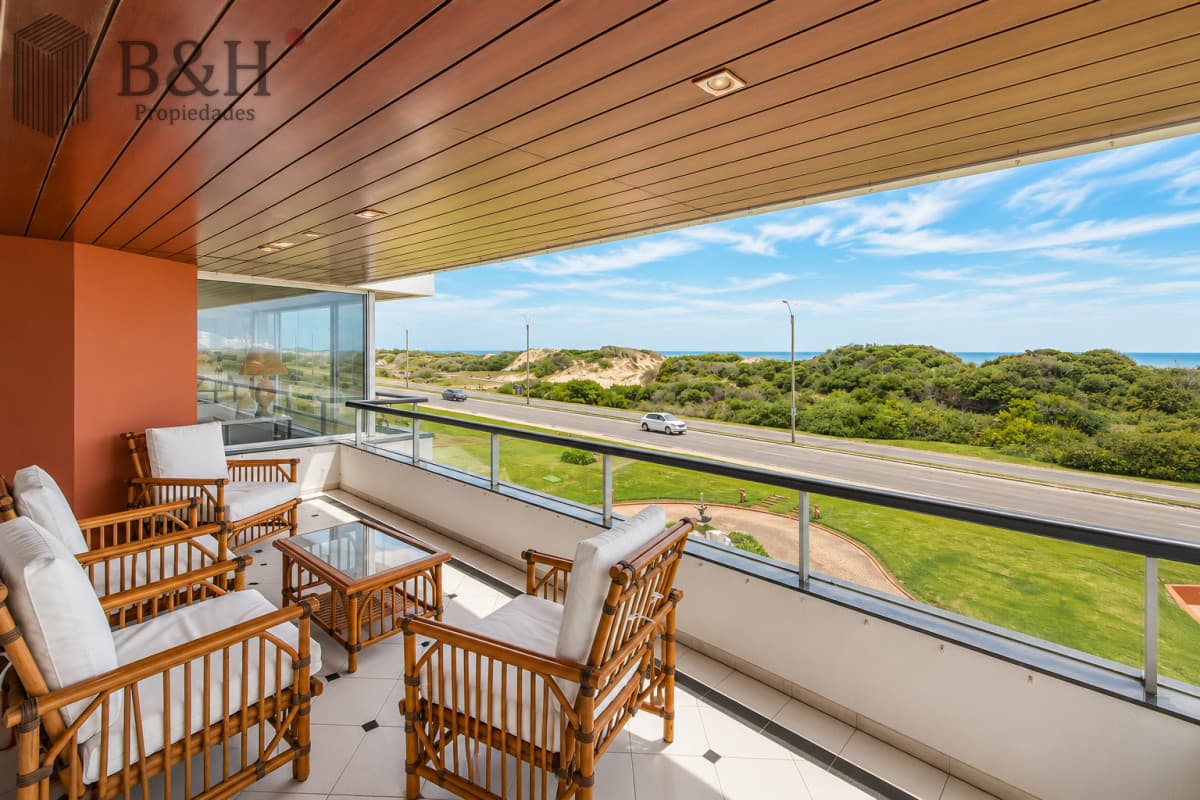 Exclusivo Apartamento Frente al Mar en Playa Brava, 3 Dormitorios y Dependencia