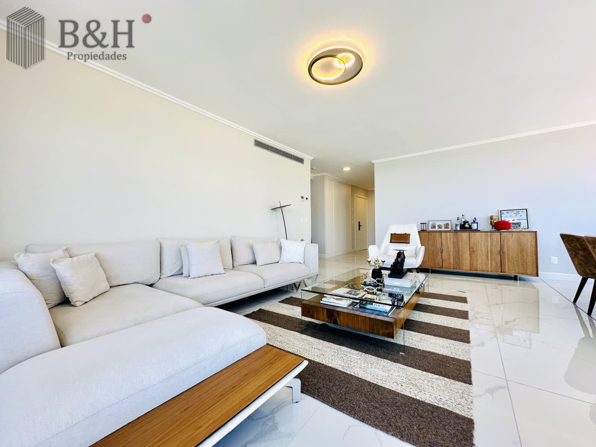 Apartamento Frente al Mar de 3 Dormitorios y Dependencia en Playa Mansa, Punta del Este