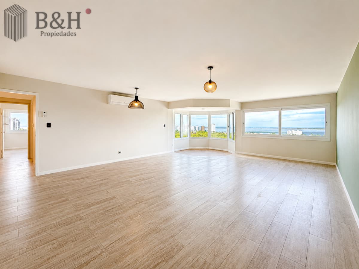Venta y alquiler anual de amplio apartamento de tres dormitorios completamente reciclado sobre Roosevelt, Punta del Este