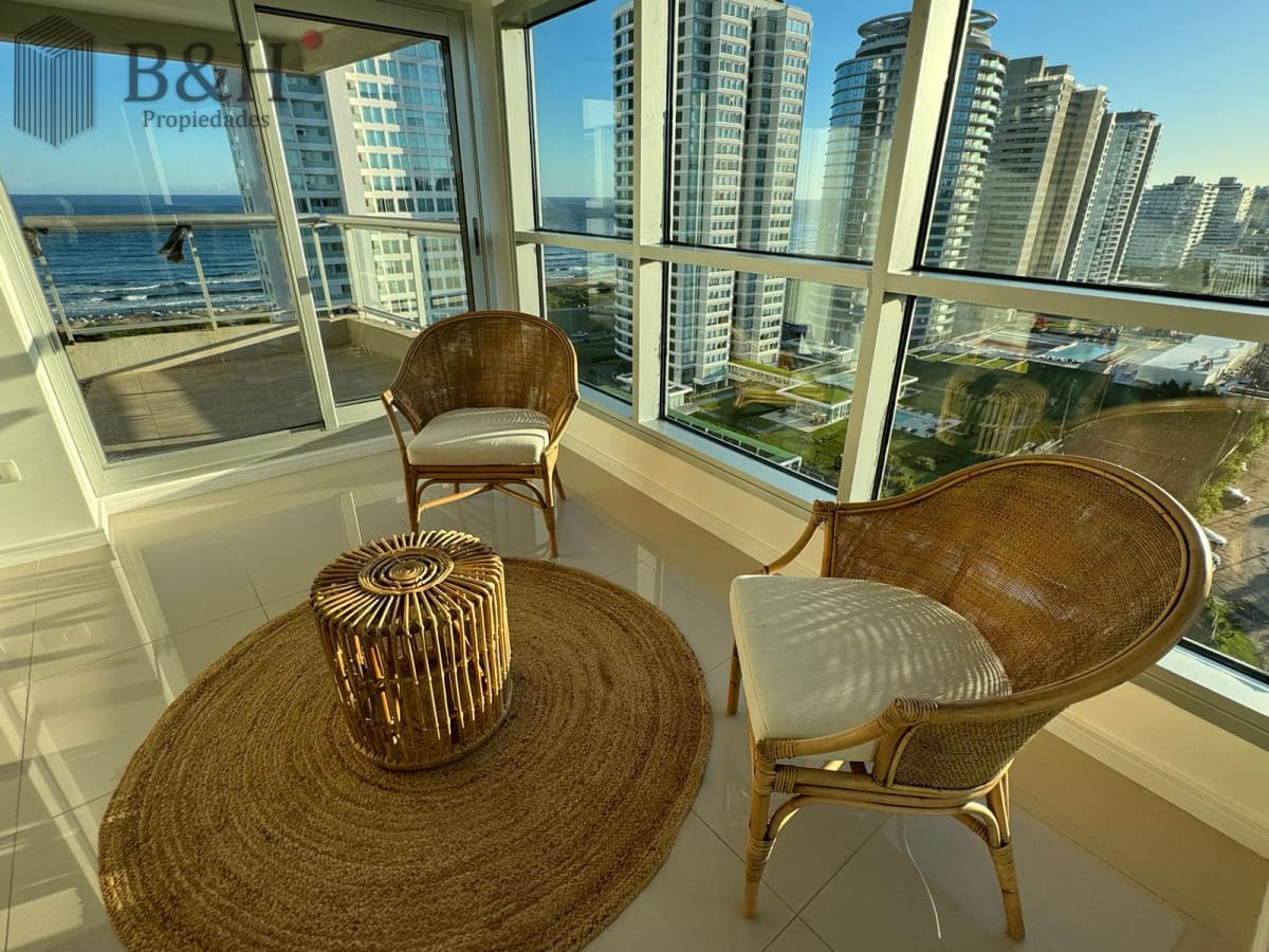 Apartamento de 2 Dormitorios + Dependencia y parrillero propio en Playa Brava