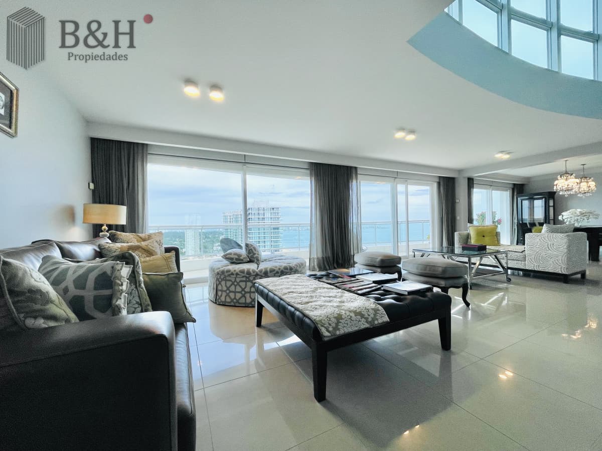 Lujoso Penthouse de 4 Dormitorios con Vista al Mar sobre Playa Mansa, Punta del Este