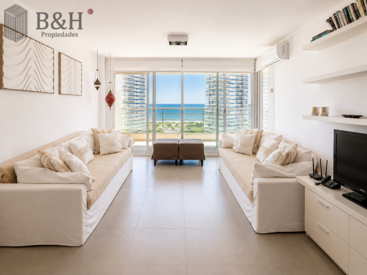 Apartamento de 3 Dormitorios con Vista al Mar, en Playa Brava Punta del Este