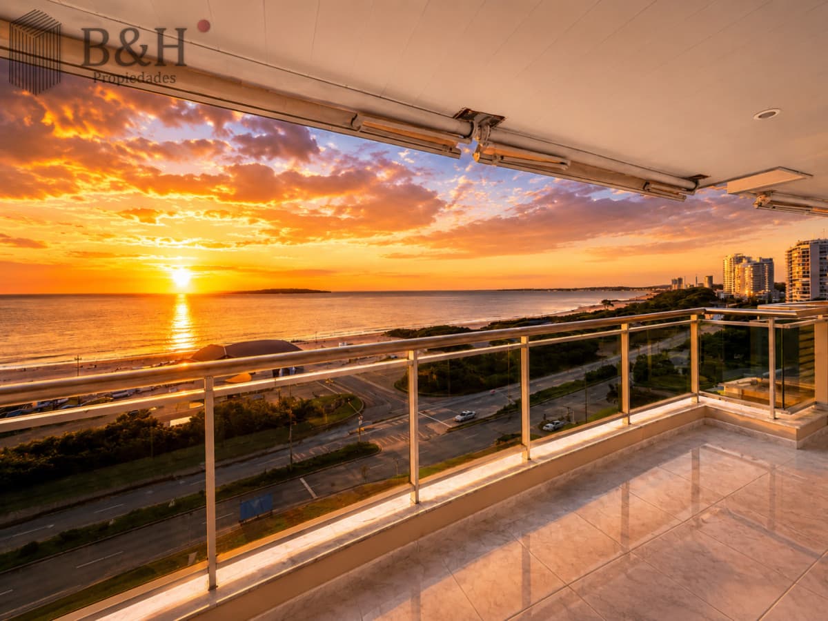 Apartamento de 3 Dormitorios sobre Playa Mansa, en Venta y Alquiler