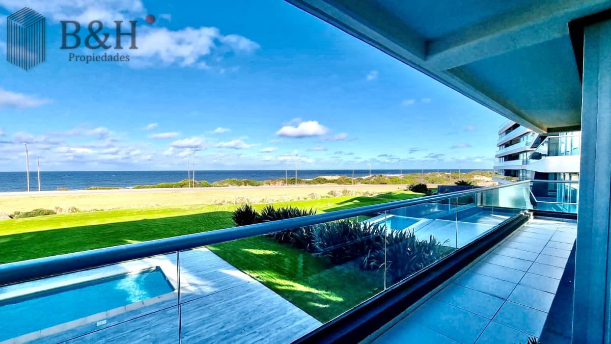 Venta y alquiler temporario de exclusivo departamento de cuatro dormitorios mas dependencia con piscina propia y parrillero, Tiburón Terraza, Brava