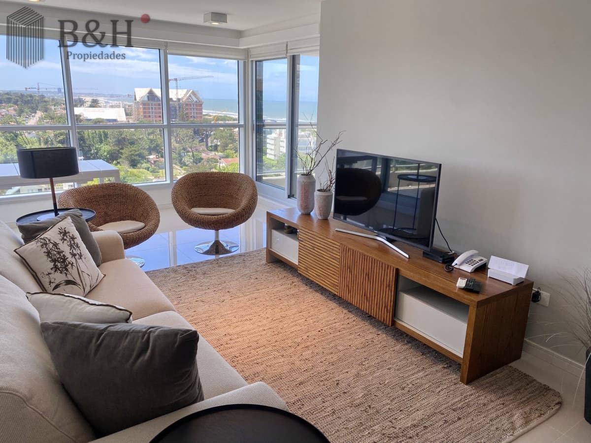 Excelente Apartamento de 2 Dormitorios + Servicio en Brava con Vista al Mar